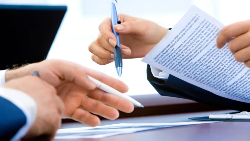 Quem pode assinar contrato de trabalho pela empresa: Entenda as regras e limitações